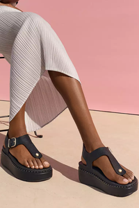 Fit Flop GEN-FF Max Buckle Tumbled-Leather Toe-Post Sandals - All Black